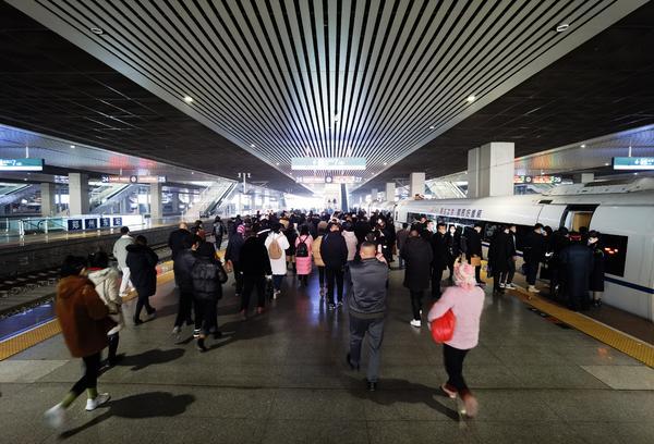 预计全国铁路春运客流下调至2.96亿人次