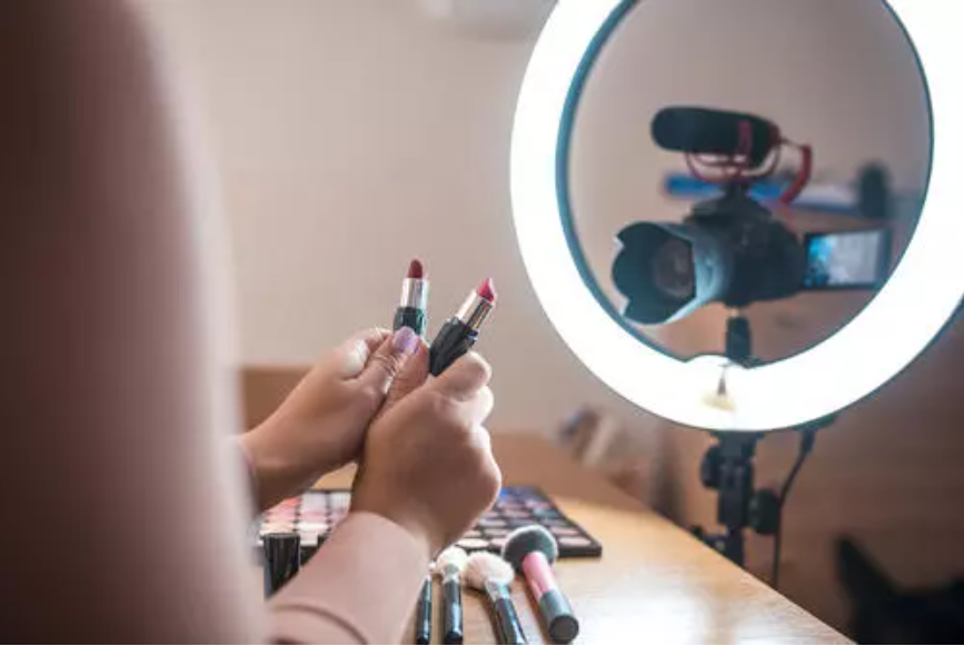 划定行为红线、共享黑名单 直播带货戴上法