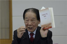 90岁教授退休后仍痴心讲党史