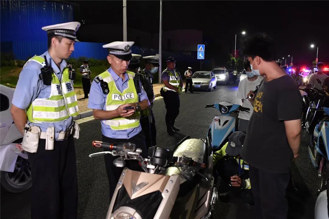 堪比电影现场！一群少年集结飙车，警方查获