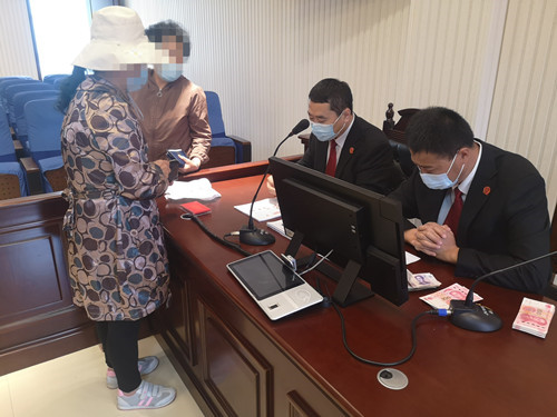 长白法院集中为29位老人发放 非法集资案