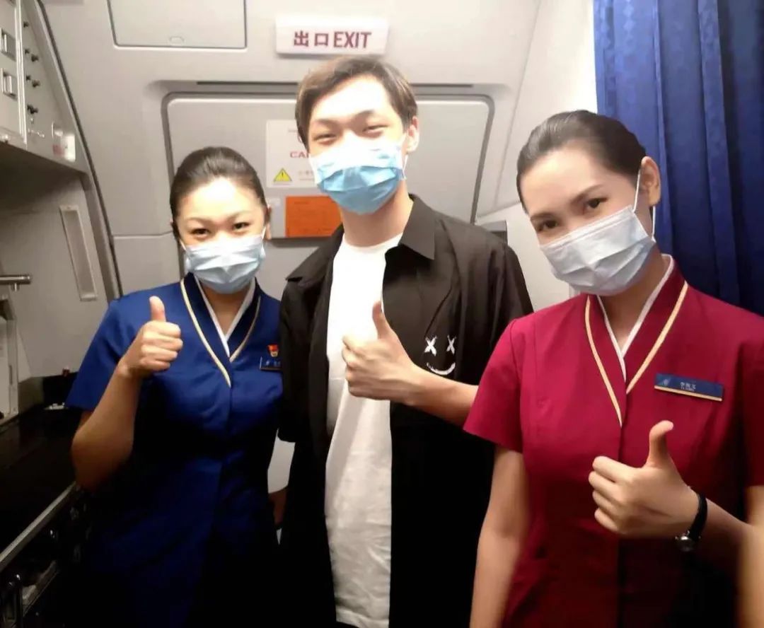 警车开道，飞机调头！全都为了这位医学生