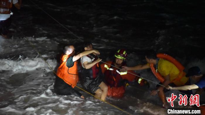 广西北海两游客被困海上航标多部门联合施救