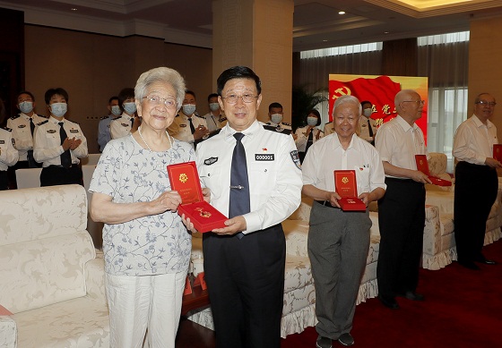 公安部举行“光荣在党50年”纪念章颁发仪