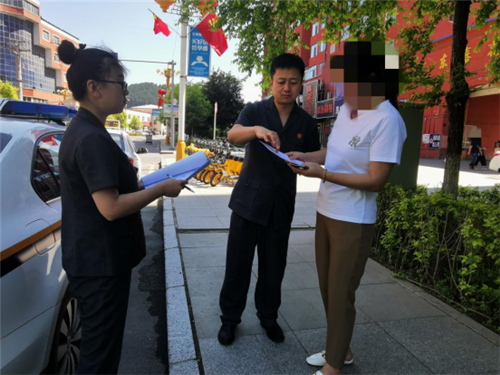 送达文书上家门 就地调解更便民