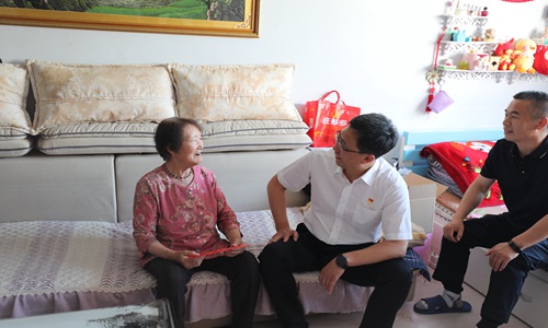 慰问老党员  铭记党员使命