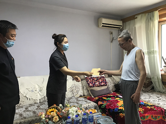 松原中院走访慰问离退休老党员、患病党员