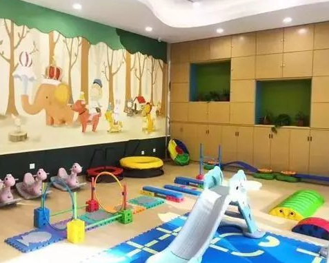 “两条腿”走路，解决托育服务短缺难题