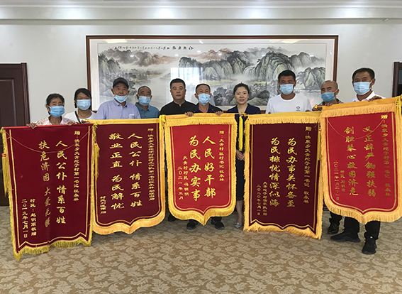 八面锦旗上书写的松原中院扶贫故事