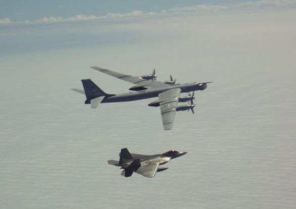 靠近俄罗斯边界，俄战机两线伴飞美军机