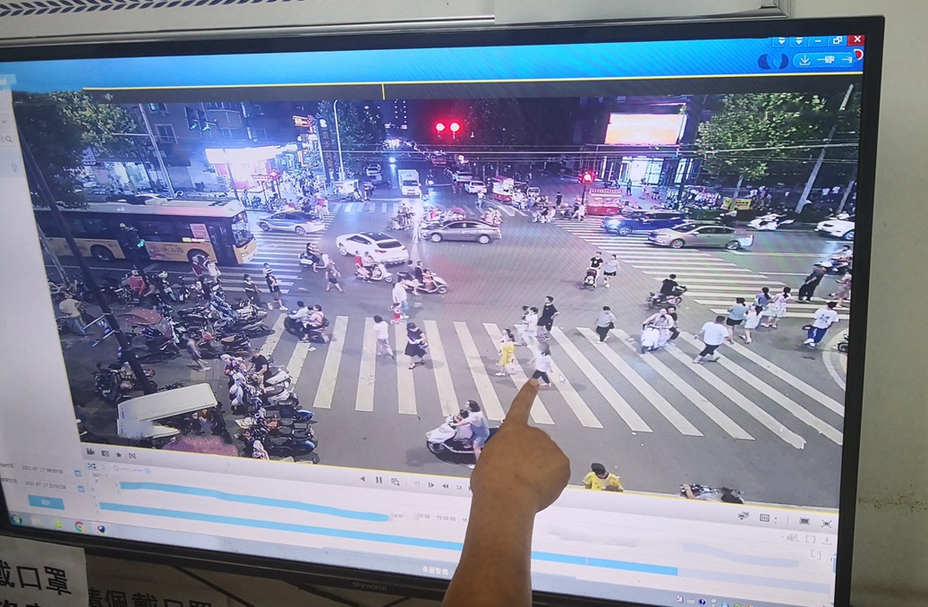 暴雨来临之前13岁女孩离家出走  民警一