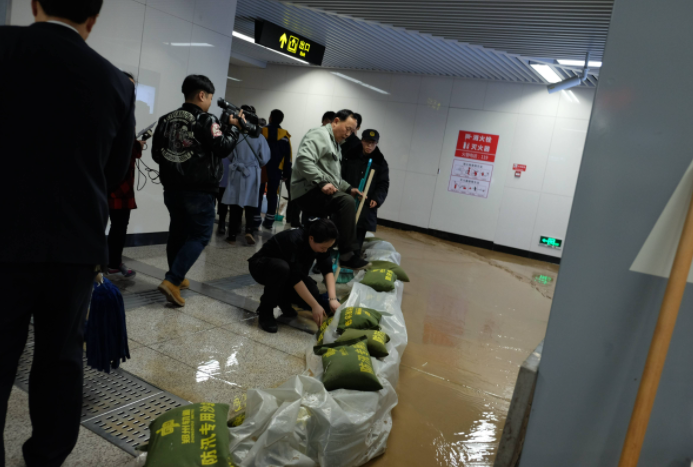 超级大暴雨突降河南，郑州地铁4号线直接变