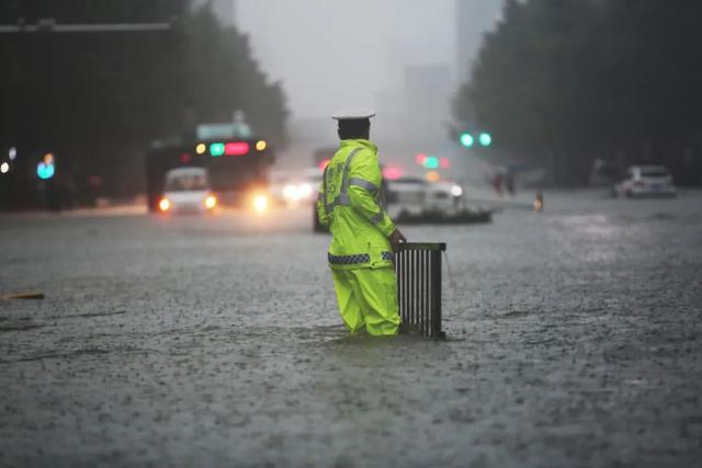河南暴雨来袭全警上阵抗灾救援