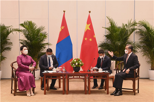 王毅同蒙古国外长巴特策策格举行会谈