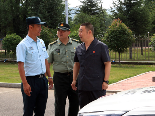 长白县法院：  “八一”慰问暖人心 军民