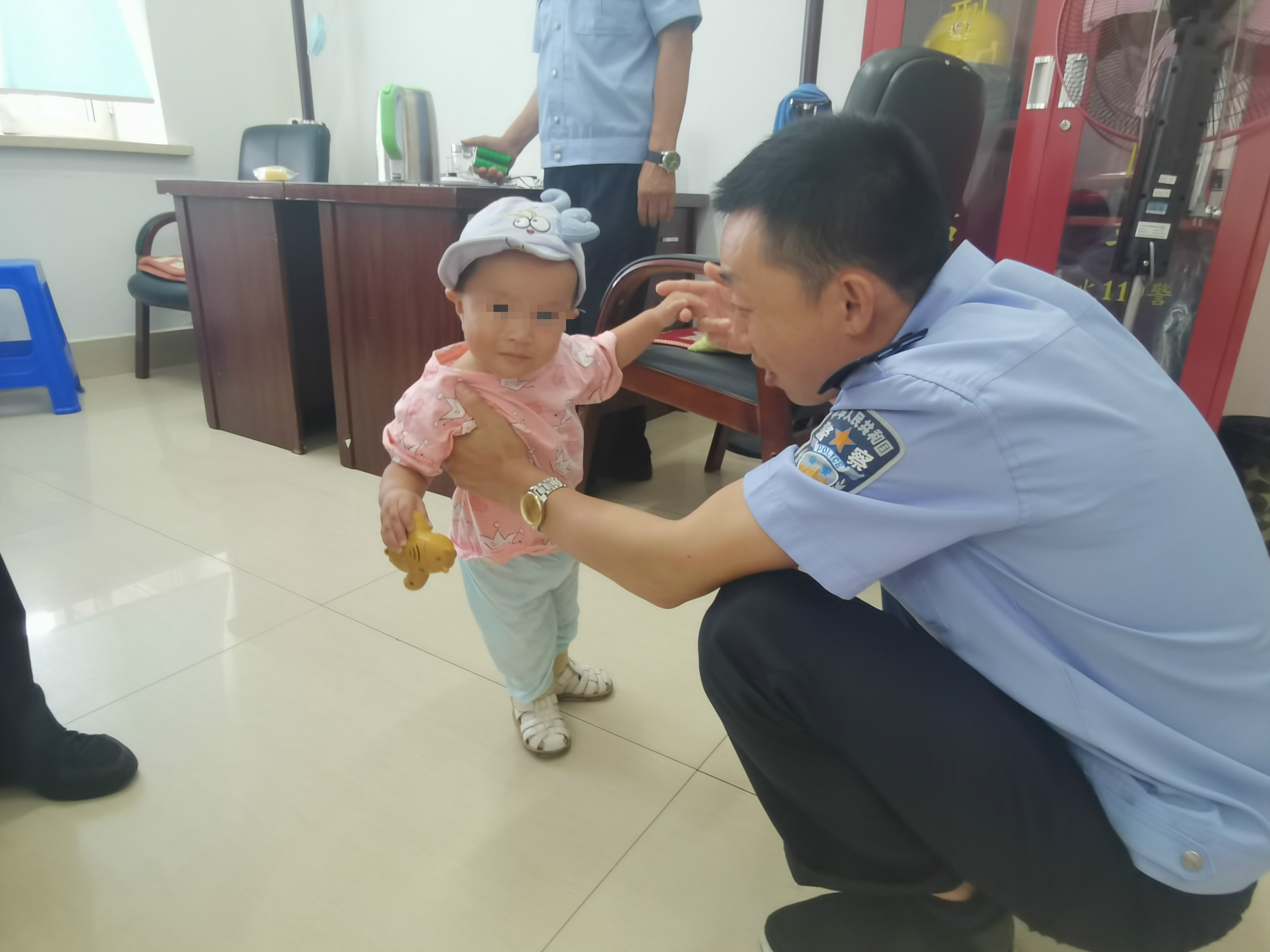 永吉法院协警为开庭当事人带娃儿，赞！