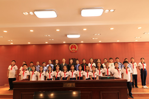 “沉浸式”体验庭审，为学生种下法律的种子