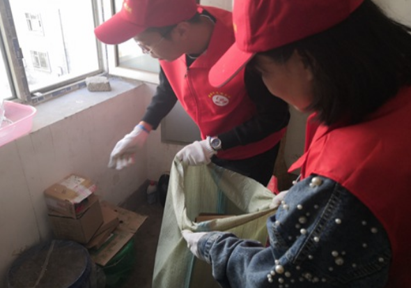 临江市法院深入社区开展环境卫生整治