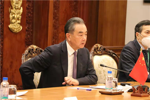 王毅同柬埔寨副首相兼外交大臣布拉索昆举行