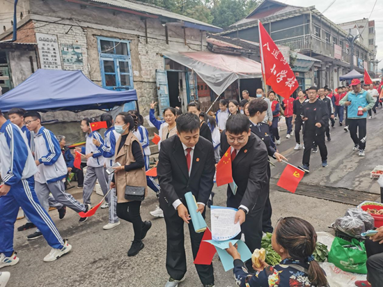 长白法院：徒步运动身体好 普法锻炼两不误