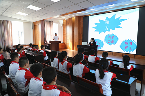 吉林抚松法院迎国庆法律“大餐”进校园