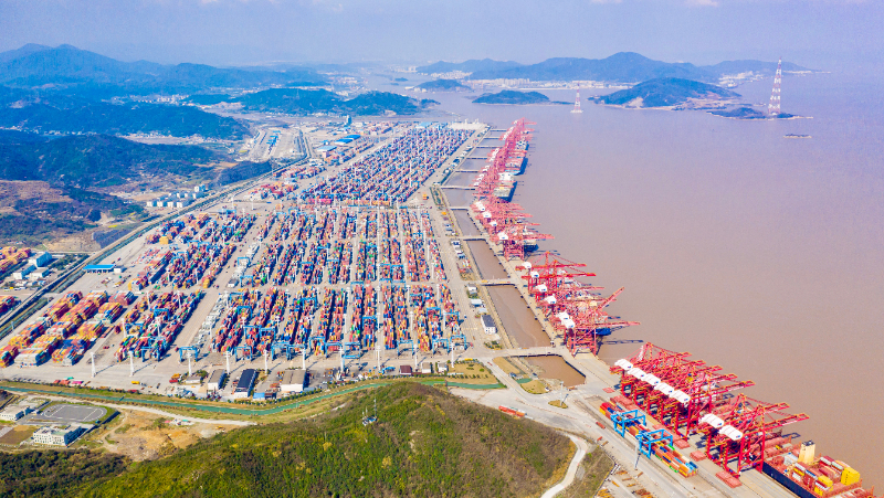 我国港口货物吞吐量稳居世界第一巨轮穿梭水