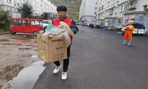 创卫生城市 建和谐家园