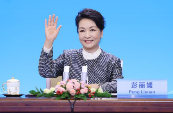 彭丽媛向天津茱莉亚学院校园落成典礼致贺信