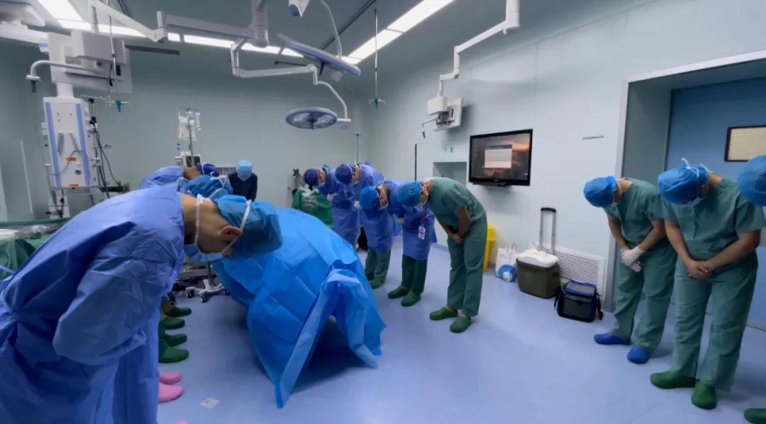 交警开道，神秘行李箱挽救6条生命，13岁