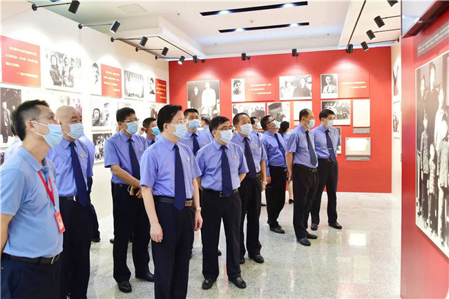 海南：参观《中国共产党人的家风》档案展