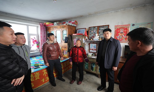 雪中走访送温暖