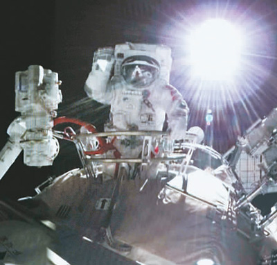 成功出舱，机械臂再助“一臂之力”