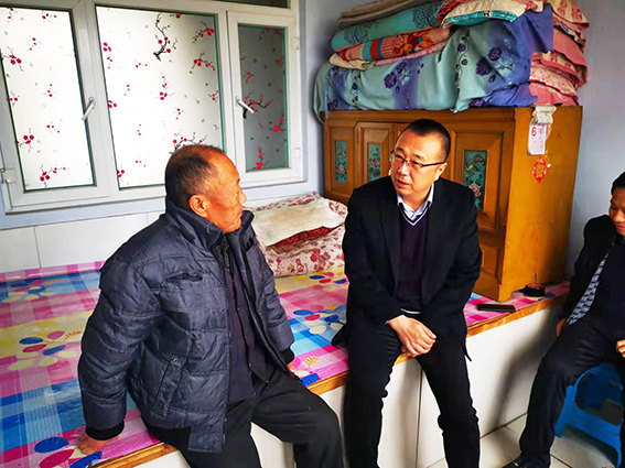 扶余法院代院长王宜兵冬日走访慰问贫困户