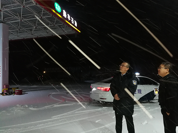 扶余法院代院长王宜兵 连夜深入三骏乡督导