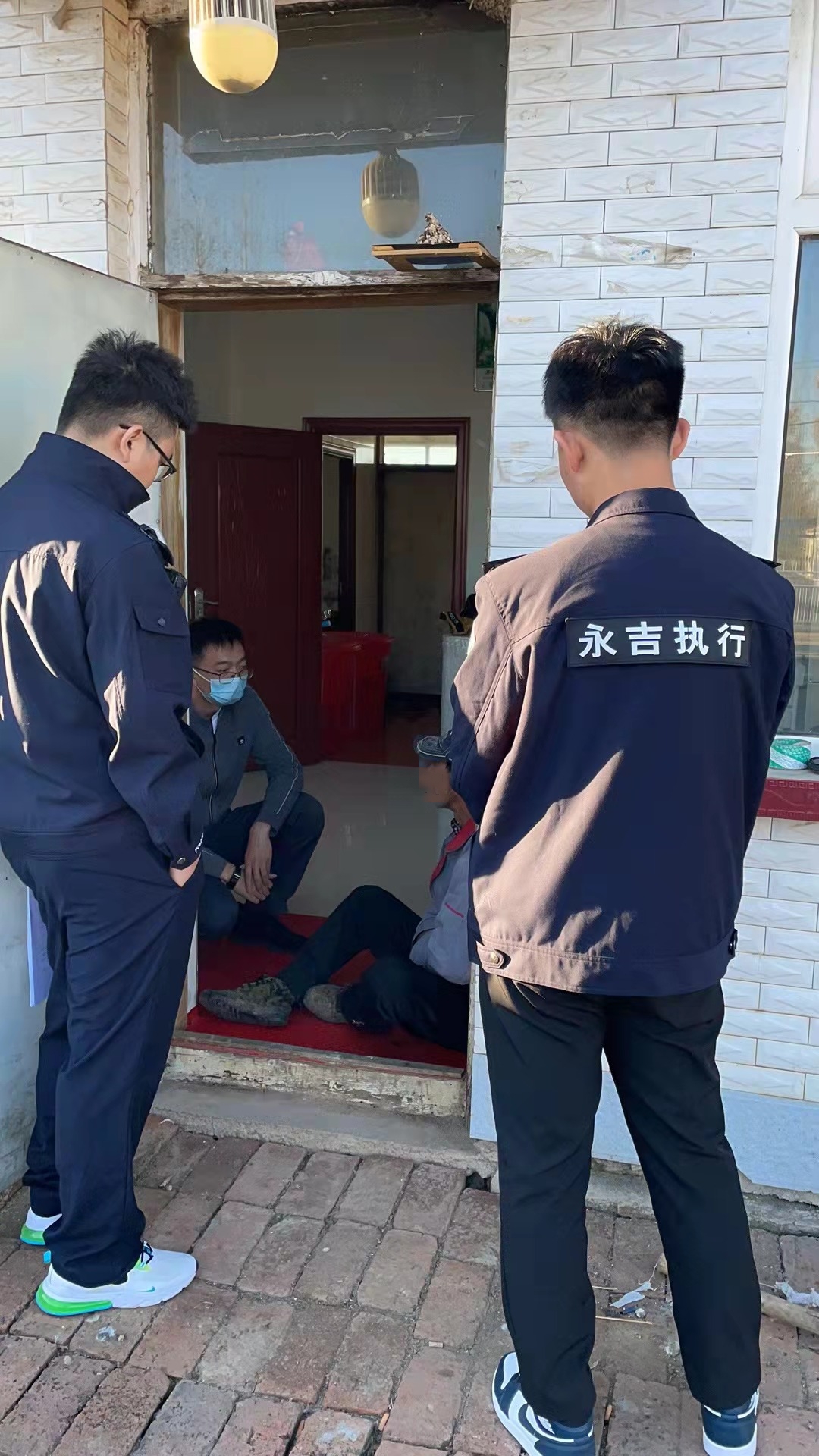 永吉法院：被执行人坐地拒还钱，法官刚柔并