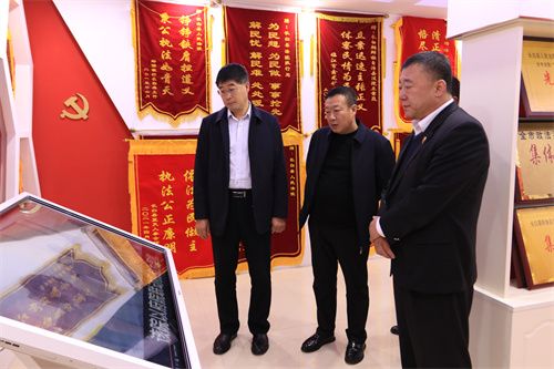 临江市人民法院党组书记姜索贵一行到长白朝