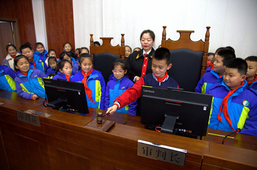 抚松县法院  “公众开放日”迎来特殊“客