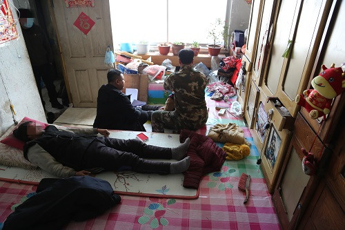 意外无情人有情 雪路难行情可通