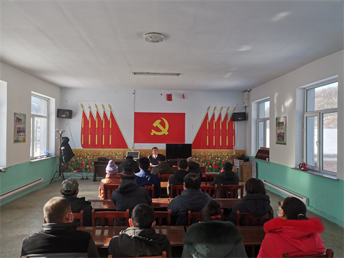 长白县人民法院党组书记、院长翁建军进村宣