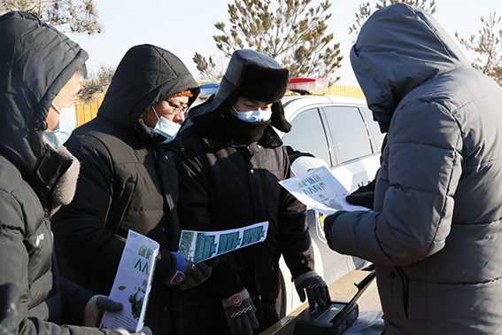 冰湖腾鱼展奇观 法治宣传热不减