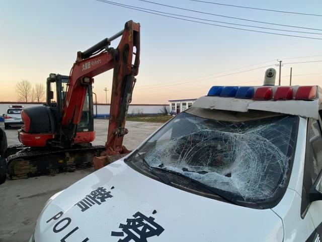 驾驶挖掘机残忍拍击民警，凶手被判死刑！【