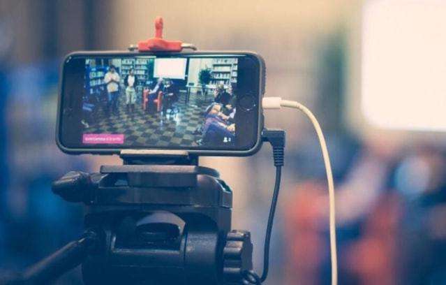 靠路人赚取流量，“搭讪直播”是创新还是侵