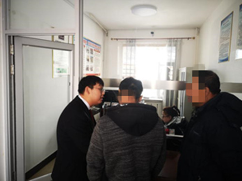 老友握手言和  恩怨一朝化解