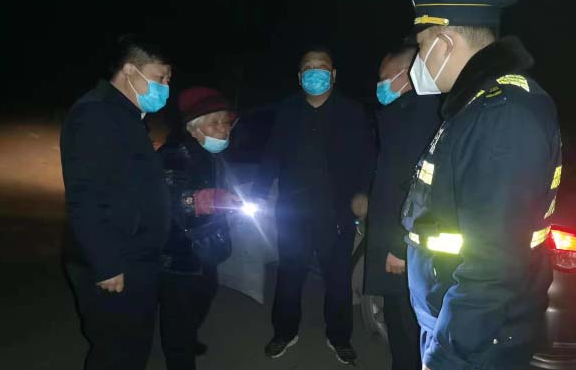 深夜护送八旬老人回家 暖心行动受到群众称