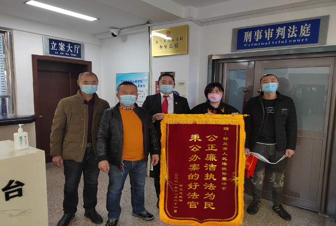 一面锦旗背后的故事……