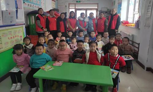 临江市人民法院开展“关心下一代”赠送儿童