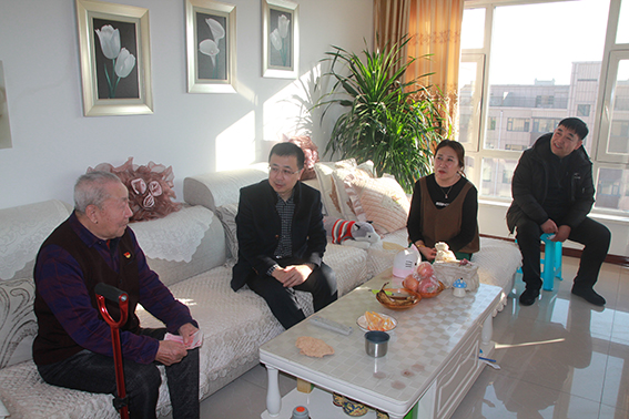 长岭法院慰问离退休干部