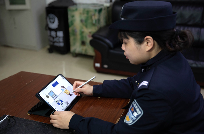 铁路警花手绘宣传画 助力守平安