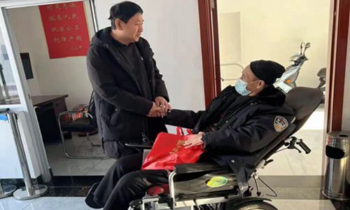 耐心答疑解困惑 热情服务暖人心