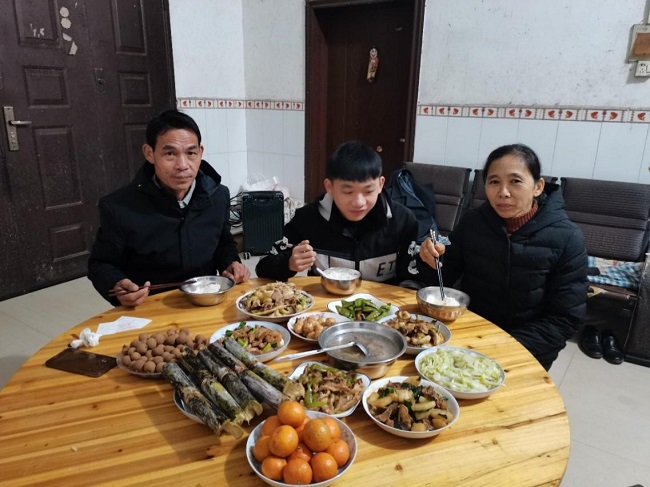 乡亲们的年夜饭越吃越美